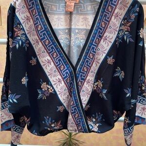 Flying tomato Floral Patterned Kimono Top. Beautiful and flowy. Size S-M